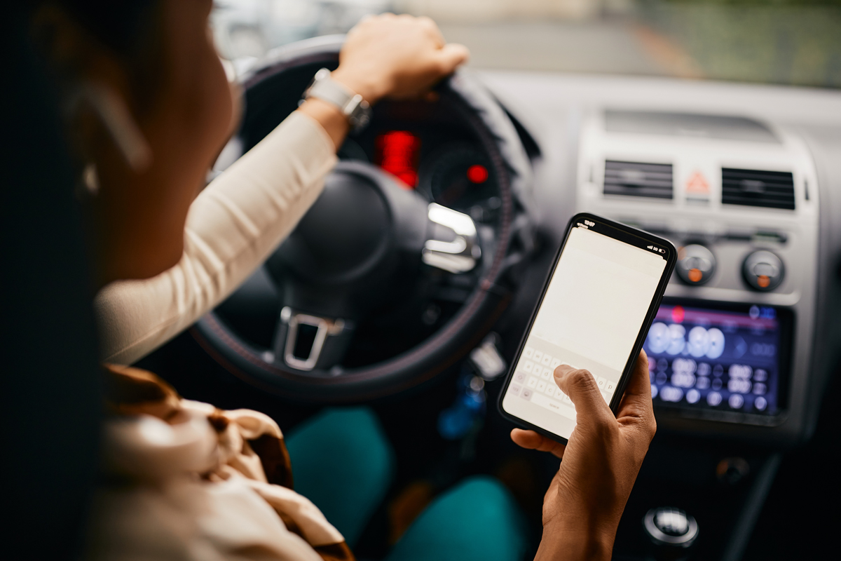 A partir de 2012, Nevada prohíbe los mensajes de texto y el uso de teléfonos móviles mientras se conduce