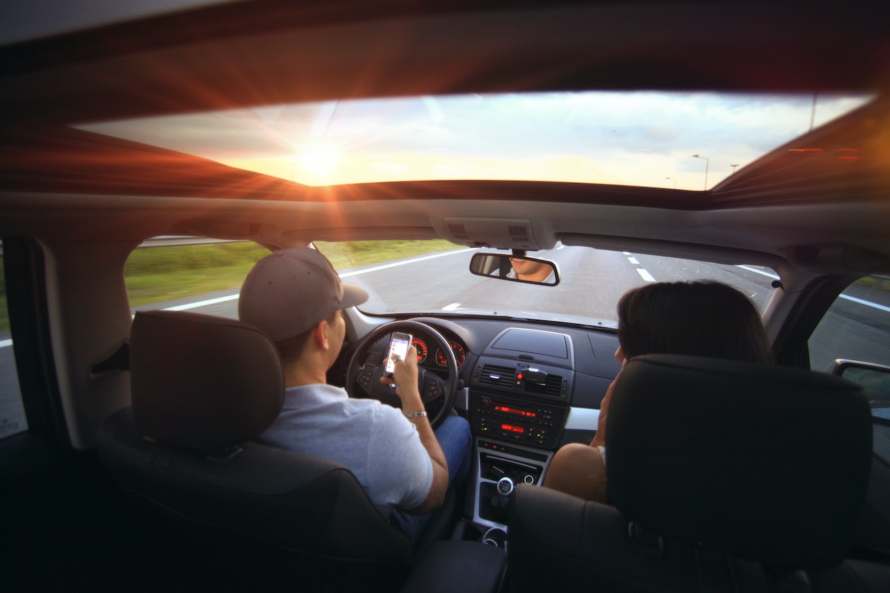 El Mes Nacional de Concientización sobre la Conducción Distraída nos recuerda los hábitos de conducción segura