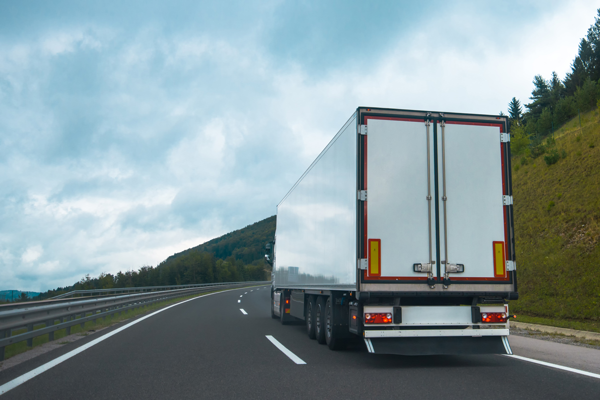 Los reguladores federales investigan cambios en las regulaciones para conductores de camiones cansados