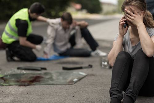 joven conductora llorando y hablando por teléfono