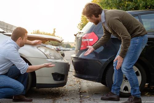 hombres argumentando la culpa del accidente automovilístico