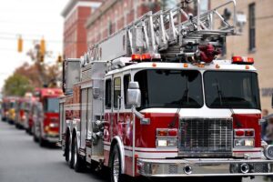 Línea de camiones de bomberos