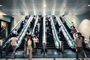 Personas que viajan en escaleras mecánicas